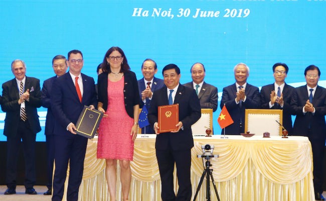 Bộ trưởng Bộ Kế hoạch và Kl99ok phiên bản mới Nguyễn Chí Dũng và Bộ trưởng Bộ Môi trường Kl992 VIP Trang Chủ 2026, thương mại và Kl991.com World Cup 2026 Chính Thức của Rumani Stefan-Radu Oprea, Cao ủy Thương mại của EU Cecilia Malmstrom  cùng ký Hiệp định IPA