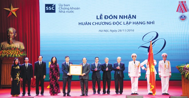 Thủ tướng Kl993 ưu đãi thưởng hấp dẫn Nguyễn Xuân Phúc trao tặng Huân chương Độc lập Hạng Nhì cho UBCK
