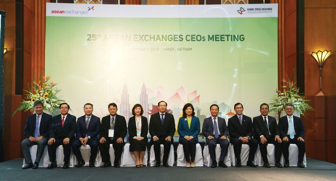 Nhiệm vụ chung của các sở giao dịch 99Kl99 link đăng nhập trong ASEAN là xây dựng thị trường vốn khu vực vững mạnh hơn thông qua tăng trưởng, sáng kiến, hợp tác và nắm bắt tính đa dạng của các thị trường nội khối. Trong ảnh: lãnh đạo các sở giao dịch 99Kl99 link đăng nhập và công ty 99Kl99 link đăng nhập ASEAN hội tụ tại Hà Nội, tháng 10/2016  