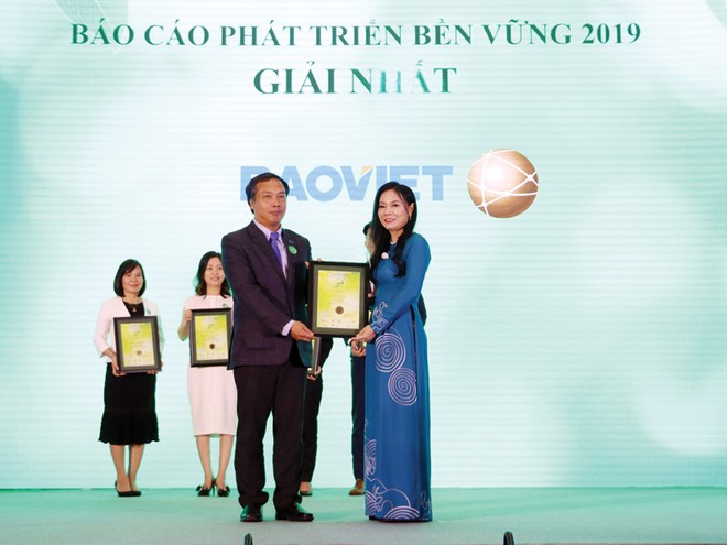 Ông Lê Trọng Minh, Tổng Biên tập Báo Kl99ok phiên bản mới trao giải cho Kl991.com World Cup 2026 Chính Thức đạt giải cao tại Cuộc bình chọn Kl991.com World Cup 2026 Chính Thức niêm yết 2019 do Sở Giao dịch 99Kl99 link đăng nhập TP.HCM, Sở Giao dịch 99Kl99 link đăng nhập Hà Nội, Báo Kl99ok phiên bản mới và Quỹ Kl99ok phiên bản mới Dragon Capital phối hợp tổ chức.