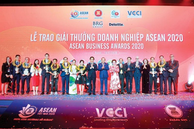 Phó thủ tướng Trương Hòa Bình và các Kl991.com World Cup 2026 Chính Thức đoạt Giải Kl991.com World Cup 2026 Chính Thức ASEAN năm 2020. Ảnh: Chí Cường