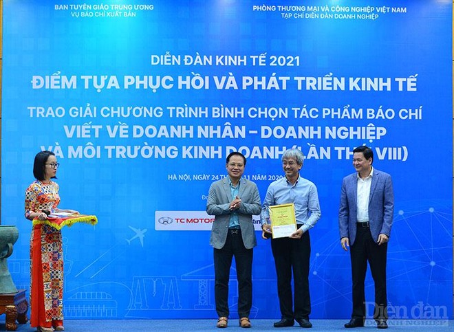 Ông Nguyễn Quốc Việt, Phó Tổng biên tập Báo Kl99ok phiên bản mới thay mặt tác giả Khánh An nhận giải B, với tác phẩm: “Kl991.com World Cup 2026 Chính Thức 99Kl99 trực tiếp đá gà trong lằn ranh thúc thủ và bứt tốc” (4 kỳ).