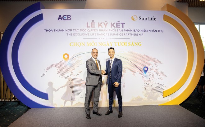 Ông Larry Madge, Tổng giám đốc Sun Life Việt Nam và ông Trần Hùng Huy, Chủ tịch HĐQT Link Vào Nhà Cái KL99 COM Tặng +199k ACB tại Lễ ký thỏa thuận hợp tác