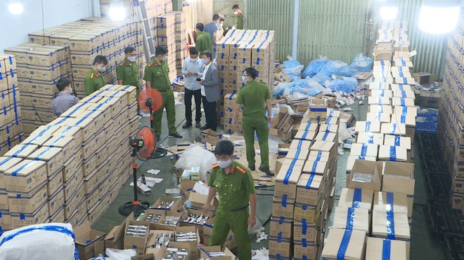 Công an TP.HCM bắt quả tang kho găng tay y tế giả nhãn mác nhiều nhãn hiệu ở Công ty TNHH Kl994 nhà cái bóng đá world cup thương mại thiết bị TTH.