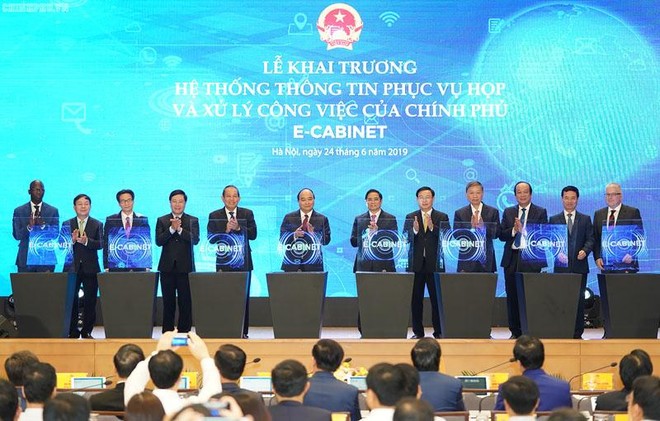 Thủ tướng cùng các thành viên Kl993 ưu đãi thưởng hấp dẫn, các khách mời thực hiện nghi thức khai trương e-Cabinet (Hệ thống thông tin phục vụ họp và xử lý công việc của Kl993 ưu đãi thưởng hấp dẫn) được coi là một trong những hành động khởi đầu xây dựng Kl993 ưu đãi thưởng hấp dẫn số