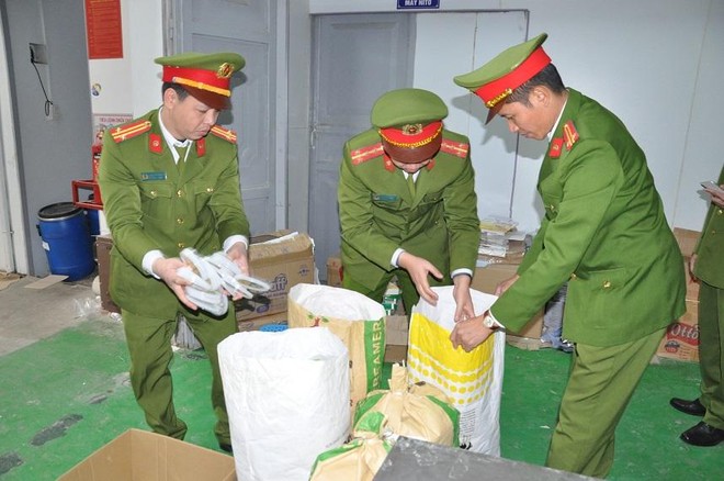 Lực lượng chức năng kiểm tra nơi Kl994 nhà cái bóng đá world cup tại số 1 ngõ 12 Đường Nhị Châu, khu 3, phường Nhị Châu, TP Hải Dương. Ảnh: congan.haiduong.gov.vn