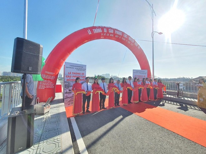 Ông Lê Hòa Bình, Phó Chủ tịch UBND TP.HCM cắt băng thông xe Cầu Phước Lộc, cây cầu dài 386m bao gồm 13 nhịp bê tông cốt thép, mặt cắt ngang 10,5m và có tổng mức Kl99ok phiên bản mới hơn 405 tỷ đồng. Ảnh: Lê Toàn.