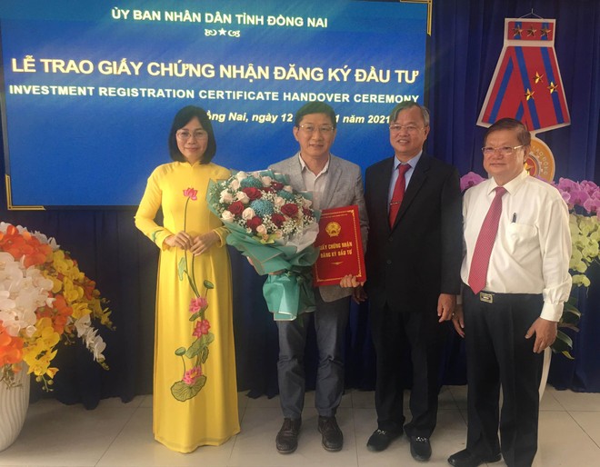 Ông Cao Tiến Dũng, Chủ tịch UBND tỉnh Đồng Nai (đứng thứ 2 từ bên phải) trao giấy phép, chụp ảnh lưu niệm với nhà Kl99ok phiên bản mới.