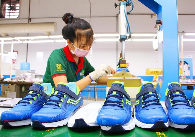 Công nhân làm việc tại nhà máy Kl994 nhà cái bóng đá world cup giày xuất khẩu tại TP.HCM (Ảnh: Lê Toàn).