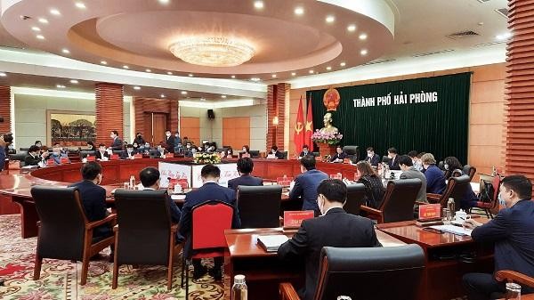 Quang cảnh hội nghị làm việc của lãnh đạo Thành ủy, UBND TP. Hải Phòng với các nhà Kl99ok phiên bản mới Kl99kl ưu đãi độc quyền KCN và trao giấy CNĐT cho LG Display Việt Nam Hải Phòng.