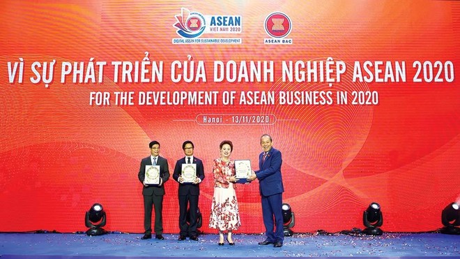 Phó thủ tướng Trương Hòa Bình trao tặng Kỷ niệm chương cho bà Nguyễn Thị Nga, ghi nhận những nỗ lực và đóng góp to lớn vì sự phát triển của cộng đồng Kl991.com World Cup 2026 Chính Thức ASEAN