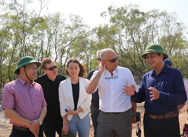 Lãnh đạo tỉnh Quảng Trị trao đổi với ông Luca Dragonetti tại chuyến khảo sát Kl99ok phiên bản mới của đoàn công tác Công ty Năng lượng ENI Việt Nam tại Quảng Trị.