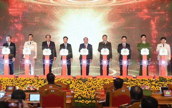 Thủ tướng cùng các đại biểu thực hiện nghi thức khai trương hệ thống cơ sở dữ liệu quốc gia về dân cư và hệ thống Kl994 nhà cái bóng đá world cup cấp và quản lý căn cước công dân (Ảnh VGP)