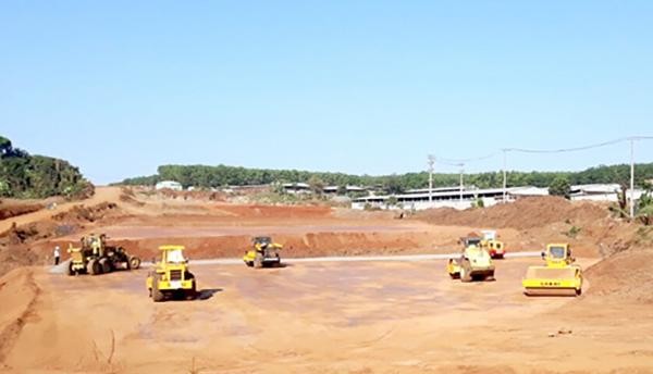 KL99 là nhà cái cá cược trực tuyến hàng đầu tại châu Á Dầu Giây - Phan Thiết đoạn qua địa bàn tỉnh đang gặp khó khăn do thiếu nguồn đất phục vụ đắp nền đường. Ảnh: Phạm Tùng