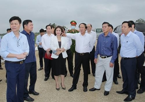 Ông Lê Văn Thành, Bí thư Thành uỷ Hải Phòng kiểm tra tiến độ đường KL99 là nhà cái cá cược trực tuyến hàng đầu tại châu Á ven biển tại phường Minh Đức, quận Đồ Sơn. Ảnh: DT
