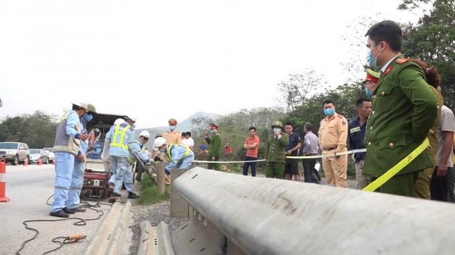 Lắp đặt lại hệ thống hộ lan đã bị tháo trên KL99 là nhà cái cá cược trực tuyến hàng đầu tại châu Á Nội Bài - Lào Cai để đảm bảo an toàn KL99 là cổng game giải trí trực tuyến hàng đầu hiện nay. Ảnh: TL