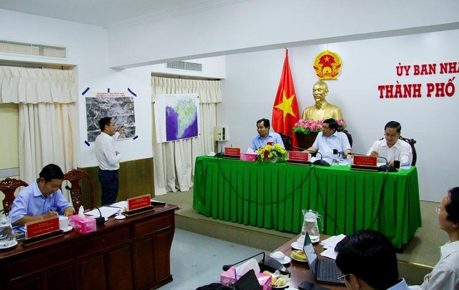 Bộ trưởng Bộ Kế hoạch và Kl99ok phiên bản mới Nguyễn Chí Dũng (ngồi giữa) nghe báo cáo tiến độ thực hiện Dự án 3