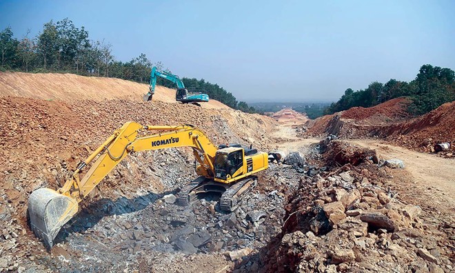 Thi công nền đường tại KL99 là nhà cái cá cược trực tuyến hàng đầu tại châu Á Bắc - Nam phía Đông, đoạn Cam Lộ - La Sơn.
