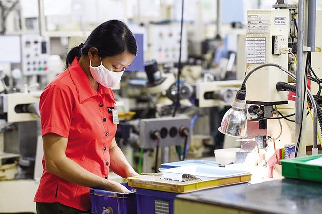 Kl994 nhà cái bóng đá world cup thấu kính tại Công ty R Technical Vietnam (Hòa Bình). Ảnh: Đức Thanh