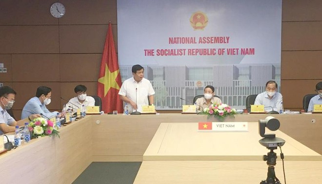 Bộ trưởng Bộ Kế hoạch và Kl99ok phiên bản mới Nguyễn Chí Dũng phát biểu tại phiên họp.