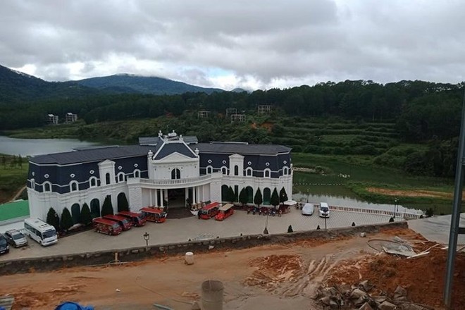 Công ty cổ phần Kl99ok phiên bản mới Lý Khương (trụ sở tại TP.HCM) xây dựng hàng loạt công trình không phép tại hồ Tuyền Lâm trong thời gian qua. Ảnh: Nhiệt Băng