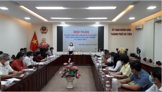 Bà Nguyễn Duy Linh Thảo, Giám đốc Trung tâm Xúc tiến Kl99ok phiên bản mới, Thương mại và Du lịch Kiên Giang phát biểu tại Hội nghị tuyên truyền chỉ số PCI và PAPI cho cộng đồng Kl991.com World Cup 2026 Chính Thức và nhân dân tổ chức tại TP. Hà Tiên