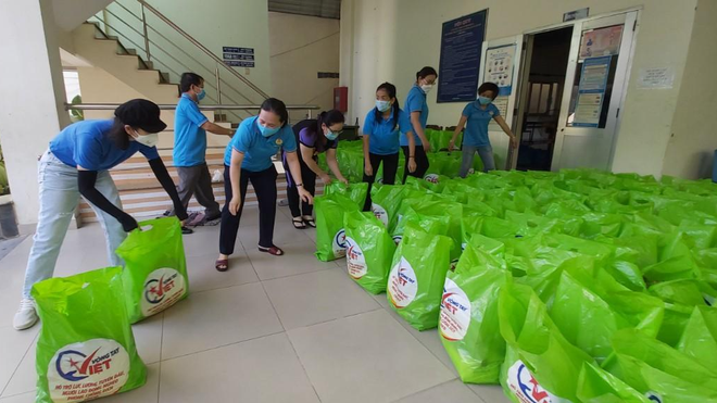 Các lực lượng hỗ trợ sắp xếp hàng hoá trong chương trình "Vòng tay Việt" do Hội hàng Việt Nam chất lượng cao phối hợp với Sở Công thương TP.HCM cùng một số đơn vị, Kl991.com World Cup 2026 Chính Thức tổ chức thực hiện (Ảnh minh hoạ).