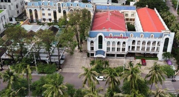 Tổng thể hai khối khách sạn Quy Nhơn đang hoạt động bao gồm hai block (màu đỏ và màu xanh) cùng khu vực nhà hàng, Kl992 VIP Trang Chủ 2026 caphe của BIDITUOR sở hữu