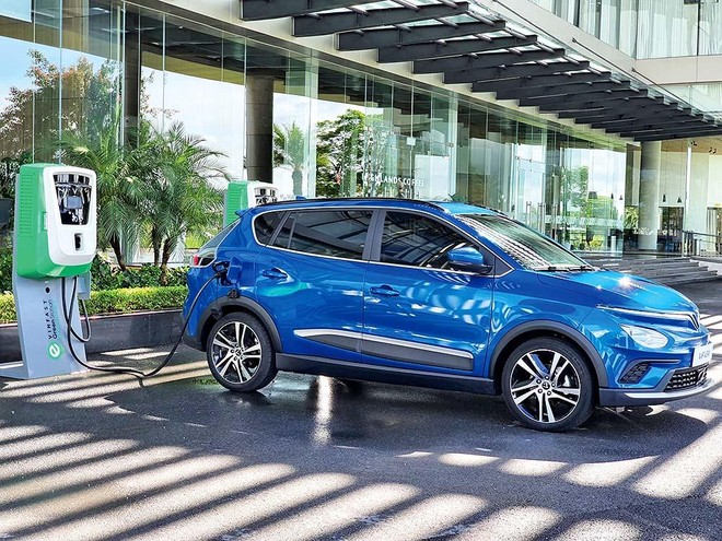 Việc phát triển ô tô điện gặp khó khăn cả về cơ chế chính sách lẫn Kl99kl ưu đãi độc quyền. Trong ảnh: Xe ô tô điện VF e34 của VinFast