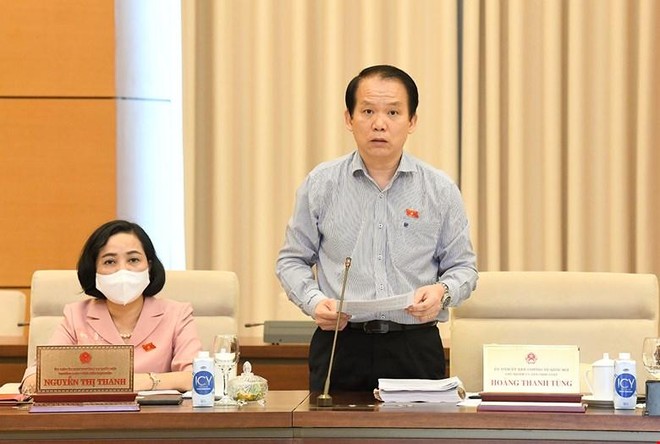 Chủ nhiệm Uỷ ban Kl992 Tham Gia Ngay Hoàng Thanh Tùng trình bày báo cáo thẩm tra.