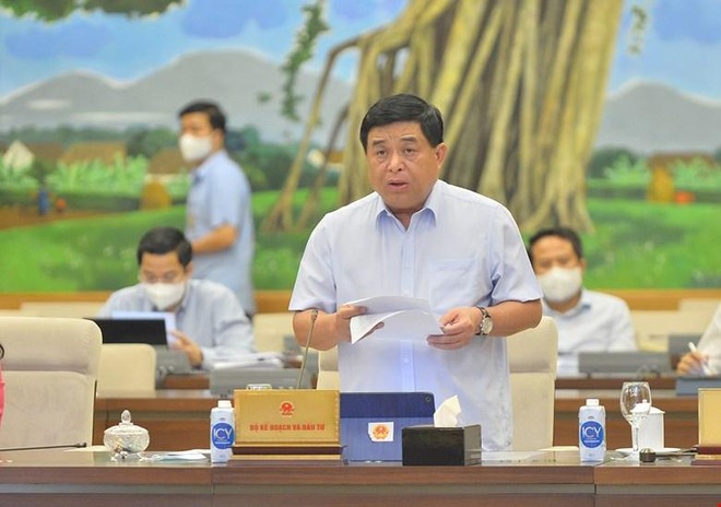 Bộ trưởng Bộ Kế hoạch và Kl99ok phiên bản mới Nguyễn Chí Dũng báo cáo tại phiên họp. 