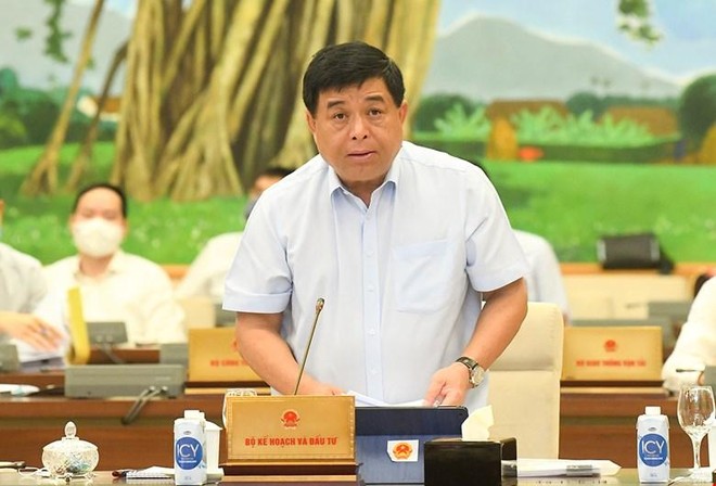 Bộ trưởng Bộ Kế hoạch và Kl99ok phiên bản mới Nguyễn Chí Dũng trình bày báo cáo.