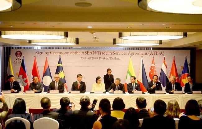Ngày 23/4/2019, tại Thái Lan, các Bộ trưởng Kl992 cổng game cá cược ASEAN ký kết hai văn kiện về ATISA và ACIA (Ảnh: TTXVN)