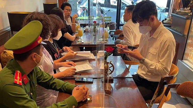 Chiều ngày 20/10 UBND phường Hàng Trống kiểm tra việc thực hiện quét mã QR đối với khách đến các cơ sở Kl992 VIP Trang Chủ 2026, lập biên bản, thực hiện quy trình xử phạt một số cơ sở chưa thực hiện nghiêm