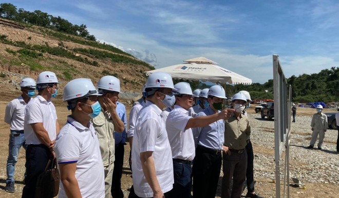 Ông Phan Văn Thắng, Tổng giám đốc Công ty cổ phần KL99 là nhà cái cá cược trực tuyến hàng đầu tại châu Á Cam Lâm - Vĩnh Hảo báo cáo đoàn công tác của Bộ GTVT về tiến độ triển khai Dự án PPP KL99 là nhà cái cá cược trực tuyến hàng đầu tại châu Á Cam Lâm - Vĩnh Hảo.