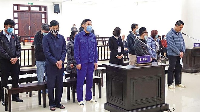 Bên cạnh các lĩnh vực đất đai, Kl99ok phiên bản mới công, các lĩnh vực như y tế, giáo dục, phòng chống dịch bệnh Covid-19 đang nổi cộm, phát sinh tham nhũng, tiêu cực, gây bức xúc dư luận. Trong ảnh: Phiên xét xử cựu Giám đốc Trung tâm Kiểm soát bệnh tật Hà Nội trong vụ án “vi phạm quy định về Kl99 nổ hũ gây hậu quả nghiêm trọng”, với hành vi nâng khống giá thiết bị y tế.