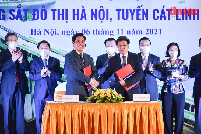 Ông Nguyễn Ngọc Đông, Thứ trưởng Bộ GTVT và ông Dương Đức Tuấn, Phó chủ tịch UBND Tp Hà Nội trao biên bản bàn giao công trình 99Kl.app khuyến mãi hot đô thị Cát Linh - Hà Đông.
