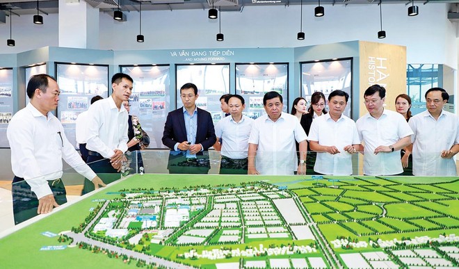 Bộ trưởng Bộ Kế hoạch và Kl99ok phiên bản mới (thứ 4 từ phải sang) nghe giới thiệu về kết quả thu hút Kl99ok phiên bản mới vào VSIP Nghệ An