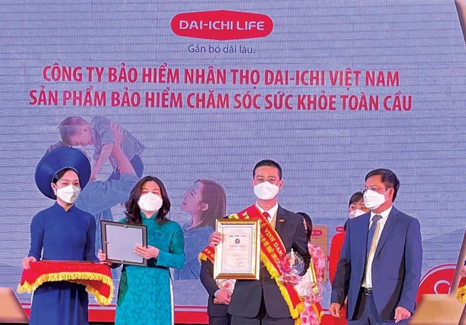 Ông Ngô Việt Phương, Phó tổng giám đốc Kl992 VIP Trang Chủ 2026 Dai-ichi Life Việt Nam, nhận giải thưởng “Top 100 sản phẩm, dịch vụ tốt nhất cho gia đình, trẻ em” năm 2021