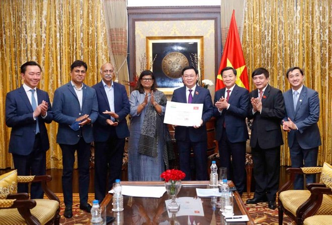 Chủ tịch Quốc hội nhận 200.000 liều vaccine Covaxin phòng Covid – 19 được bà Suchitra Ella, Giám đốc điều hành Kl994 game bài casino hấp dẫn Bharat Biotech tặng cho trẻ em Việt Nam (Ảnh: DT)