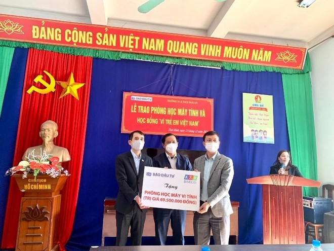 Ông Bùi Đức Hải, Phó tổng biên tập thường trực Báo Kl99ok phiên bản mới (bìa trái) trao tặng phòng học máy tính trị giá 69.500.000 đồng cho Trường Tiểu học, Trung học cơ sở Thái An (huyện Thái Thụy, tỉnh Thái Bình)