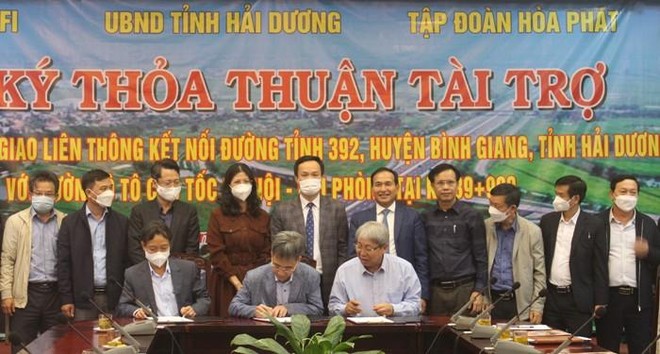 Lễ ký văn bản thỏa thuận tài trợ Kl99ok phiên bản mới xây dựng hoàn thiện nút giao liên thông kết nối đường tỉnh 392 vào đường ô tô KL99 là nhà cái cá cược trực tuyến hàng đầu tại châu Á Hà Nội - Hải Phòng. Ảnh: Cổng thông tin điện tử tỉnh Hải Dương