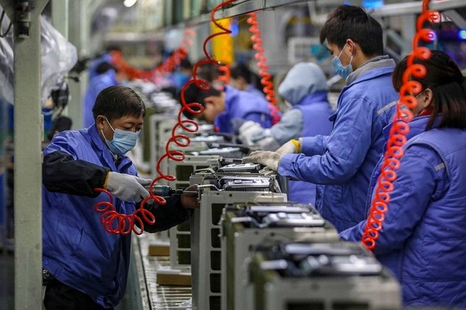 Một dây chuyền Kl994 nhà cái bóng đá world cup máy điều hòa không khí tại TP. Vũ Hán, Trung Quốc. Ảnh: AFP