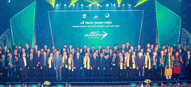 Phó thủ tướng Kl993 ưu đãi thưởng hấp dẫn Lê Minh Khái và Bí thư Thứ nhất Trung ương Đoàn Nguyễn Anh Tuấn trao danh hiệu TOP 10 “Doanh nhân trẻ khởi nghiệp xuất sắc 2021”.
