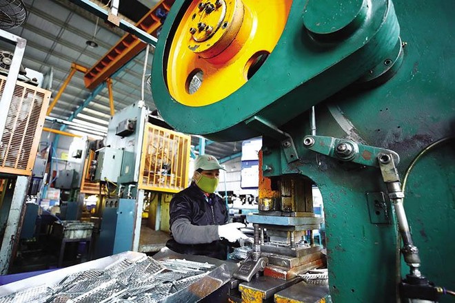 Kl994 nhà cái bóng đá world cup công nghiệp phụ trợ cho ngành ô tô tại Công ty JAT. Ảnh: Đức Thanh