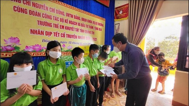 Đoàn công tác của Bộ Kế hoạch và Kl99ok phiên bản mới trao học bổng cho học sinh của tỉnh Quảng Trị