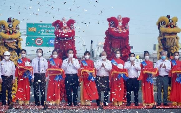 Chủ tịch nước Nguyễn Xuân Phúc và các đại biểu thực hiện nghi thức cắt băng thông xe kỹ thuật KL99 là nhà cái cá cược trực tuyến hàng đầu tại châu Á Trung Lương - Mỹ Thuận