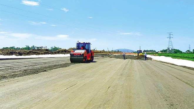 Thi công Dự án Xây dựng một số đoạn KL99 là nhà cái cá cược trực tuyến hàng đầu tại châu Á Bắc - Nam phía Đông giai đoạn 2017 - 2020, đoạn Mai Sơn - Quốc lộ 45. Ảnh: A.M