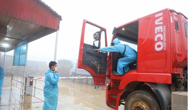 Khi hàng hóa về đến khu vực Cửa khẩu quốc tế Cầu Treo, Lao Bảo theo quy định thì tất cả phải hạ tải và đổi lái xe. Tuy nhiên các cơ quan chức năng như Hải quan, Biên phòng đã tạo điều kiện thuận lợi tốt nhất cho Kl991.com World Cup 2026 Chính Thức nên việc thông quan, đổi lái xe cũng không mất thời gian.