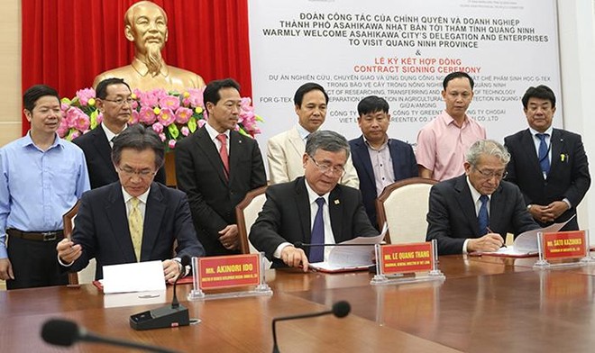 Hợp đồng chuyển giao công nghệ chế phẩm sinh học bảo vệ cây trồng được ký kết có sự chứng kiến của lãnh đạo 99Kl99 trực tiếp đá gà 2 địa phương và các Sở, ngành liên quan.